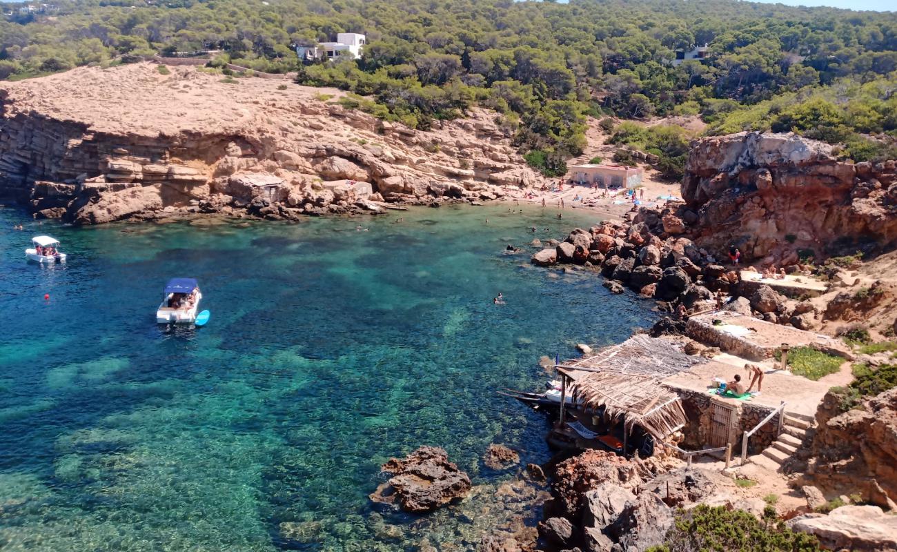 Platja de Sa Galera'in fotoğrafı gri kum ve çakıllar yüzey ile