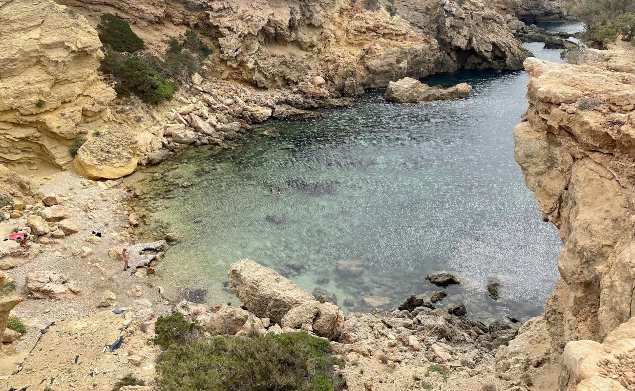 Cala Llentia'in fotoğrafı taşlar yüzey ile