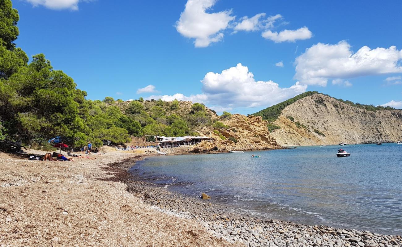 Playa Es Xarcu'in fotoğrafı gri çakıl taşı yüzey ile