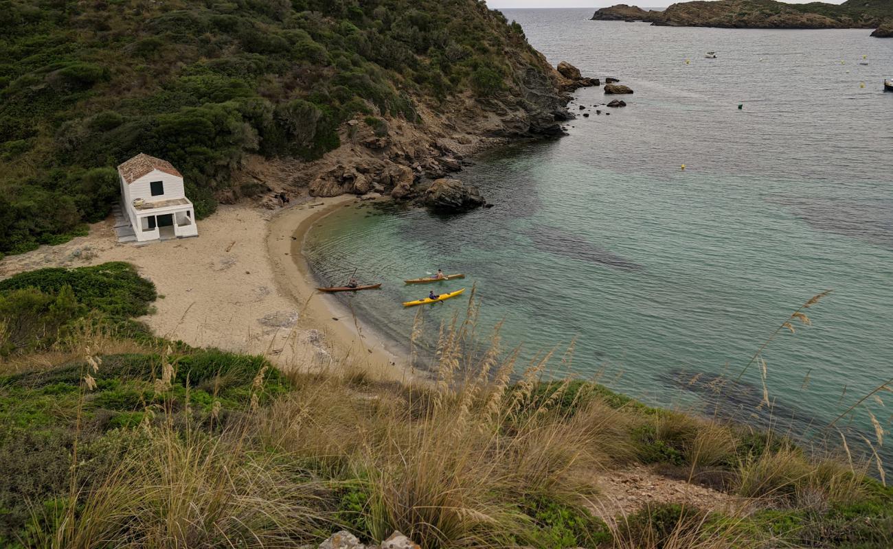 Cala En Vidrier'in fotoğrafı açık bej kum yüzey ile