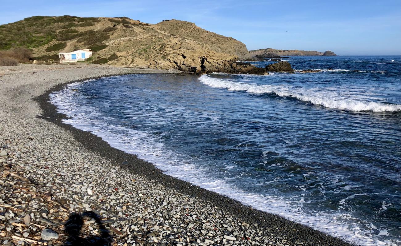 Cala Macar de Binillauti'in fotoğrafı gri çakıl taşı yüzey ile
