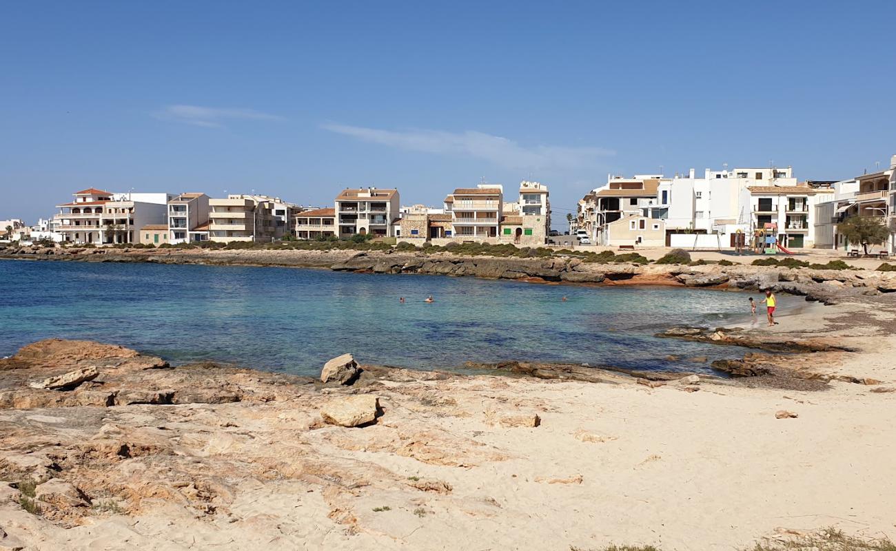 Platja de Cala Galiota'in fotoğrafı parlak kum yüzey ile