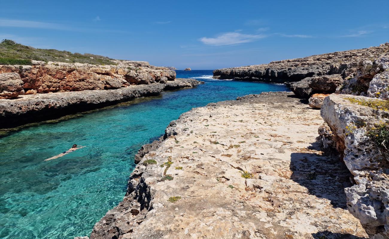 Platja de Cala Estreta'in fotoğrafı açık bej kum yüzey ile