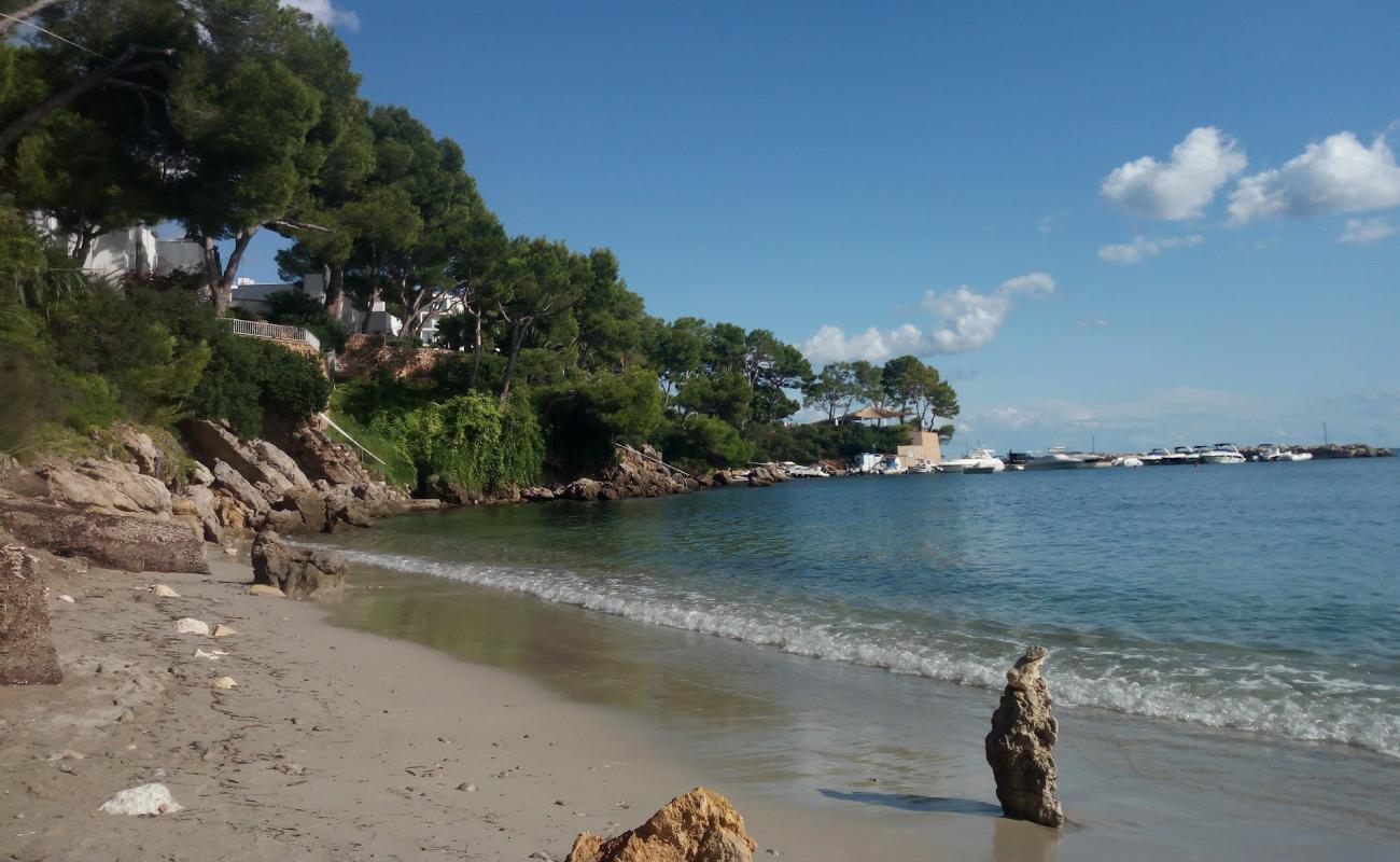 Cala des Rajoli'in fotoğrafı açık bej kum yüzey ile