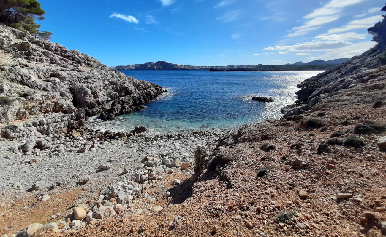 Cala de na Llobriga'in fotoğrafı taşlar yüzey ile