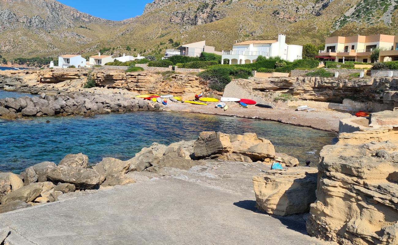Cala Fonda'in fotoğrafı bej kum ve kayalar yüzey ile