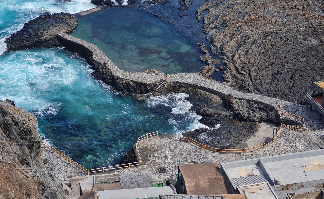 Pozo de Las Calcosas'in fotoğrafı taşlar yüzey ile