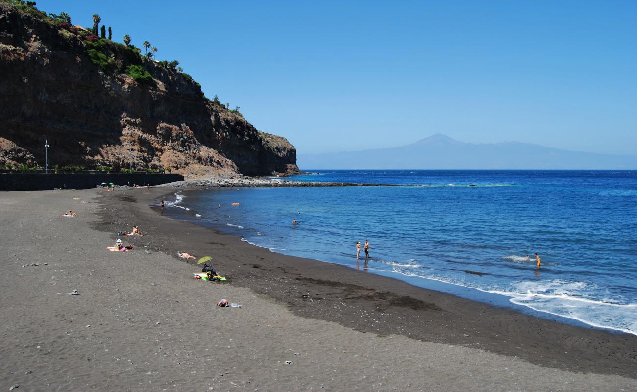 Playa de la Cueva'in fotoğrafı gri kum ve çakıl yüzey ile