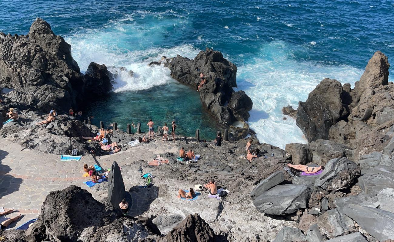 Charco De La Laja Beach'in fotoğrafı taşlar yüzey ile