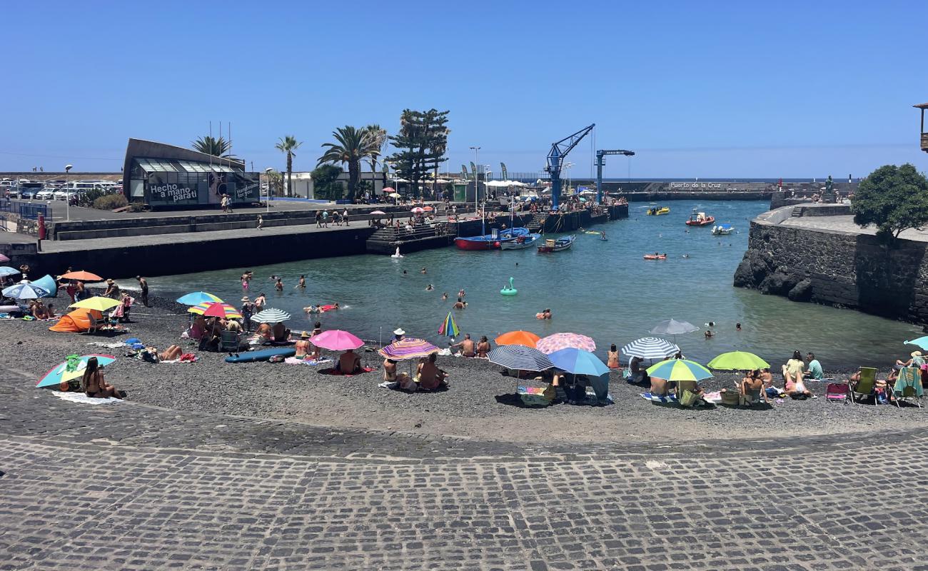 Playa del Muelle'in fotoğrafı gri çakıl taşı yüzey ile