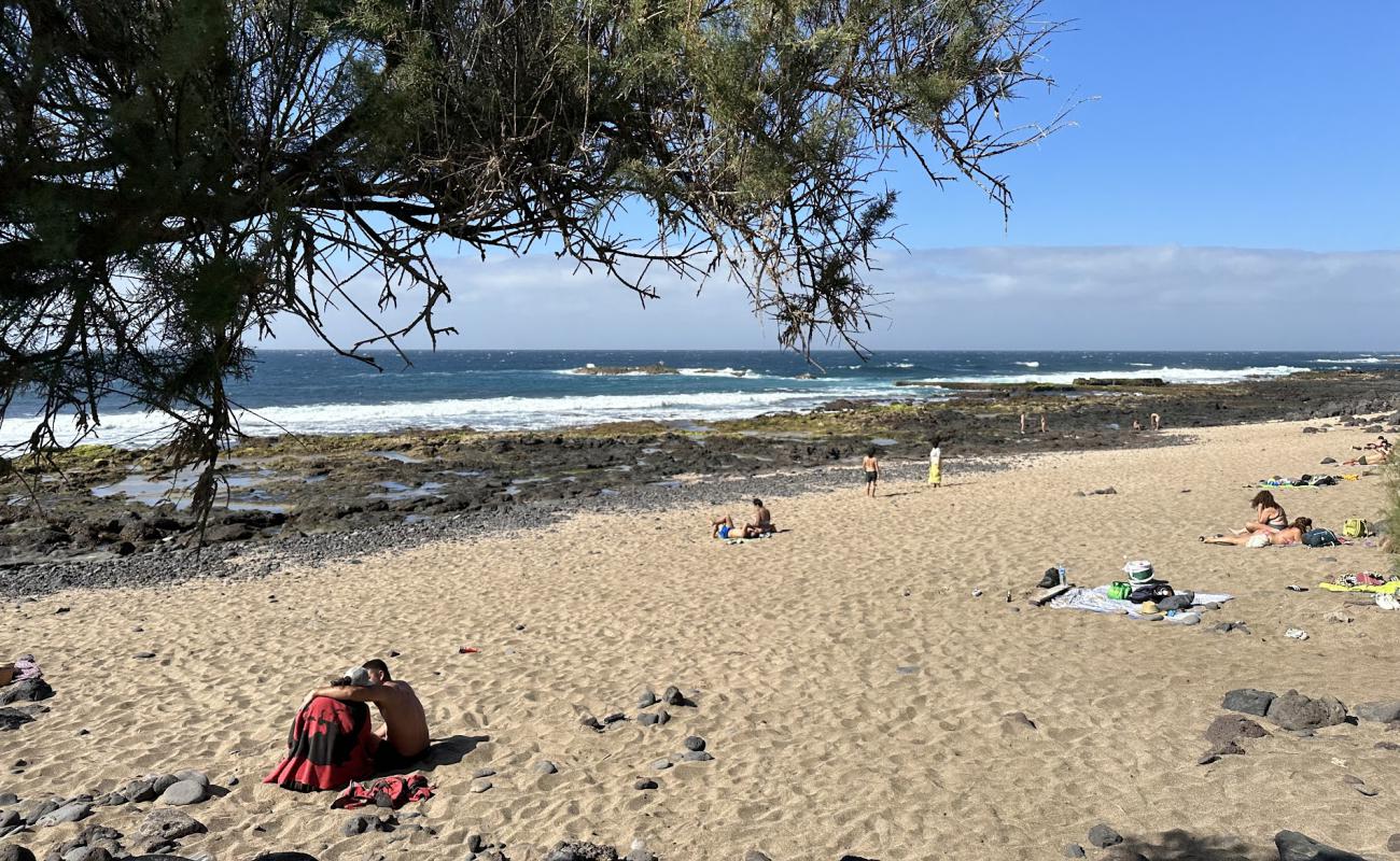 Playa El Apio'in fotoğrafı parlak kum ve kayalar yüzey ile