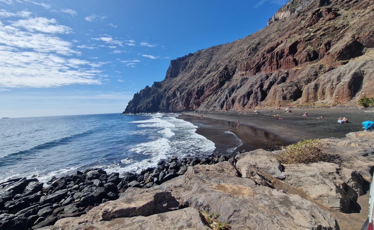 Playa Cueva del Agua'in fotoğrafı gri kum yüzey ile