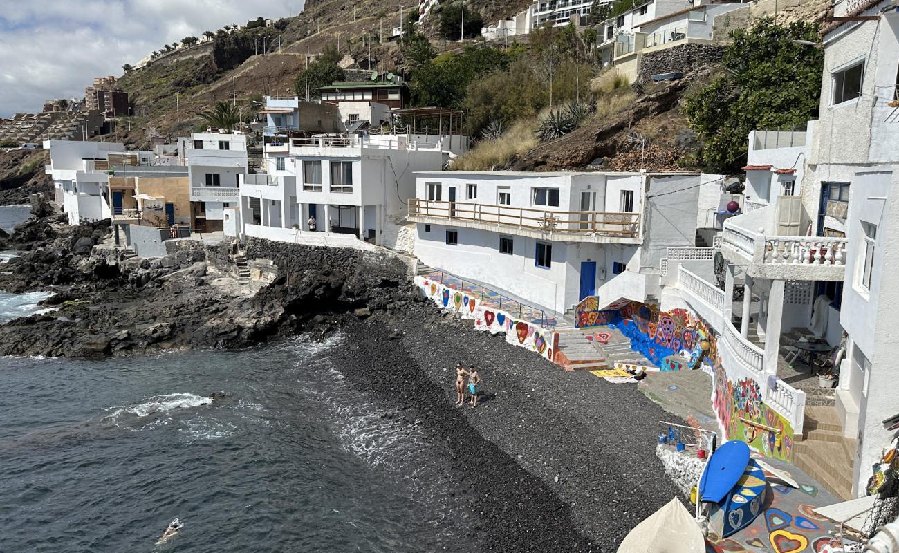 Playa de Berruguete'in fotoğrafı gri çakıl taşı yüzey ile