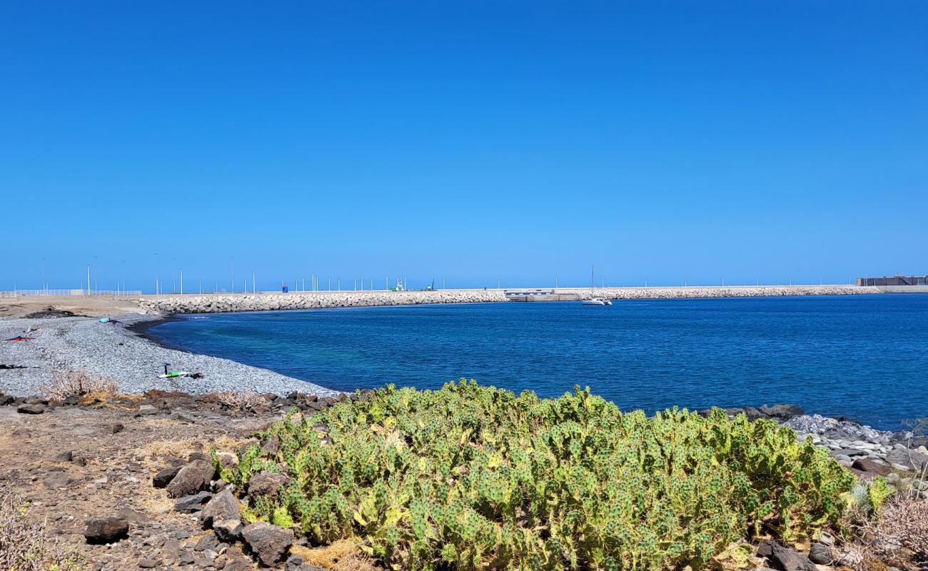 Playa del Medio'in fotoğrafı gri çakıl taşı yüzey ile