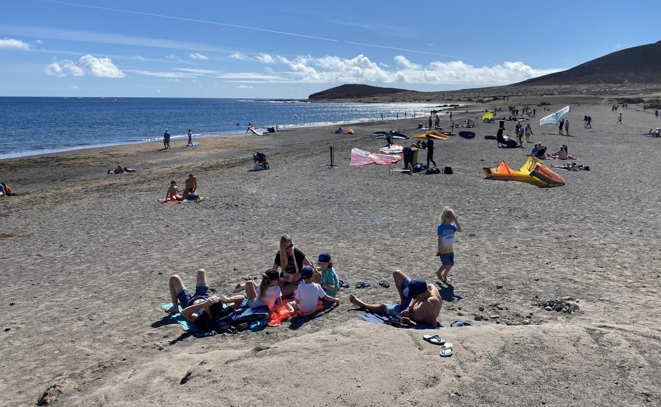 Playa de Montana Roja'in fotoğrafı parlak kum yüzey ile