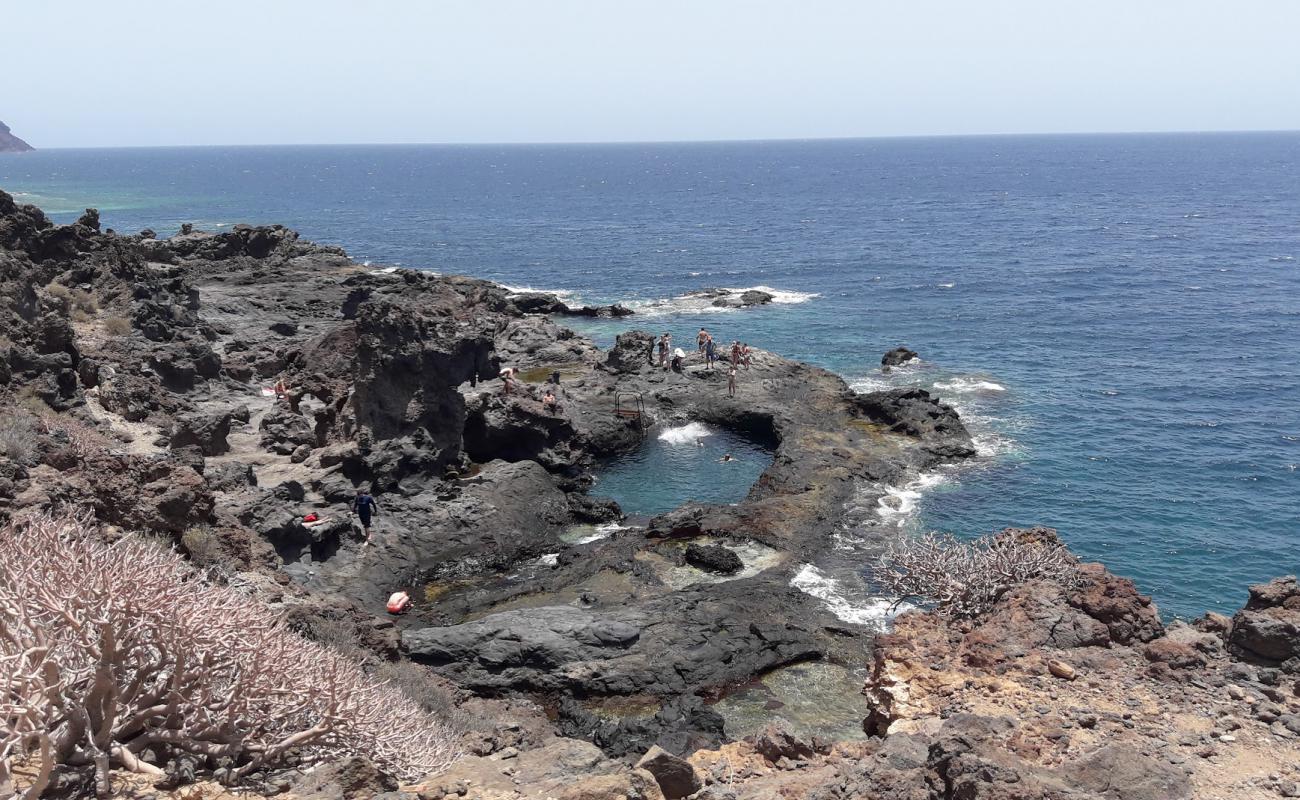 Playa Y Piscinas Naturales'in fotoğrafı taşlar yüzey ile