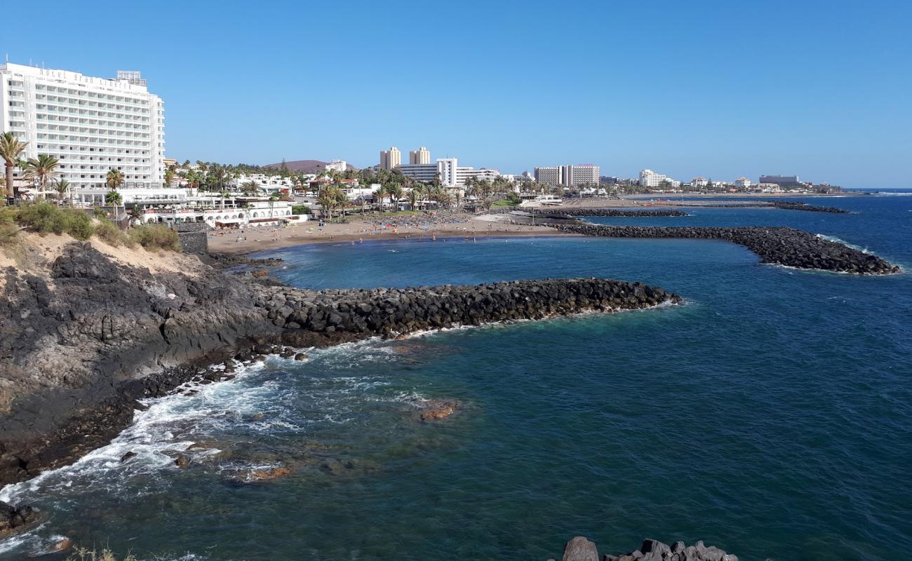 Playa de El Bobo'in fotoğrafı gri kum yüzey ile