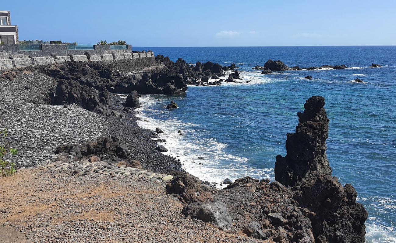 Playa de la Barrera'in fotoğrafı gri çakıl taşı yüzey ile