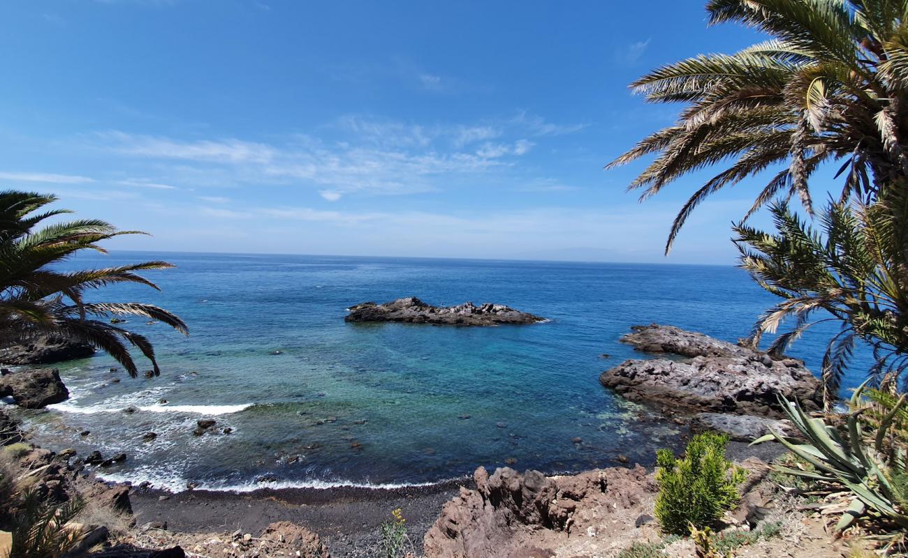 Playa Baja Larga'in fotoğrafı gri çakıl taşı yüzey ile