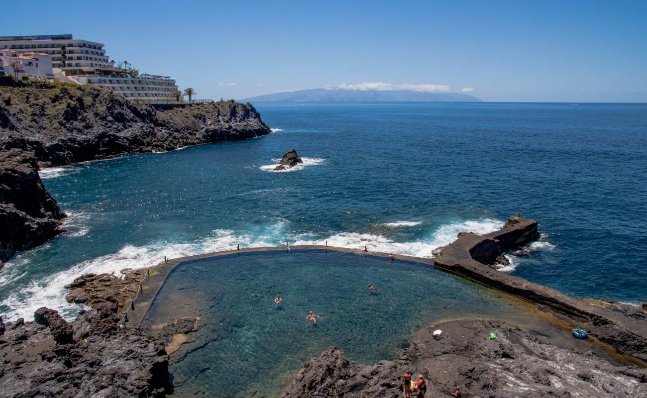 Piscina Natural Acantilado de Los Gigantes'in fotoğrafı beton kapak yüzey ile