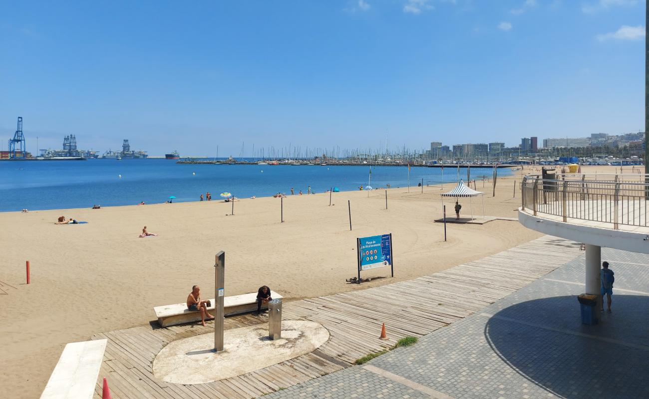 Playa de Las Alcaravaneras'in fotoğrafı açık bej kum yüzey ile