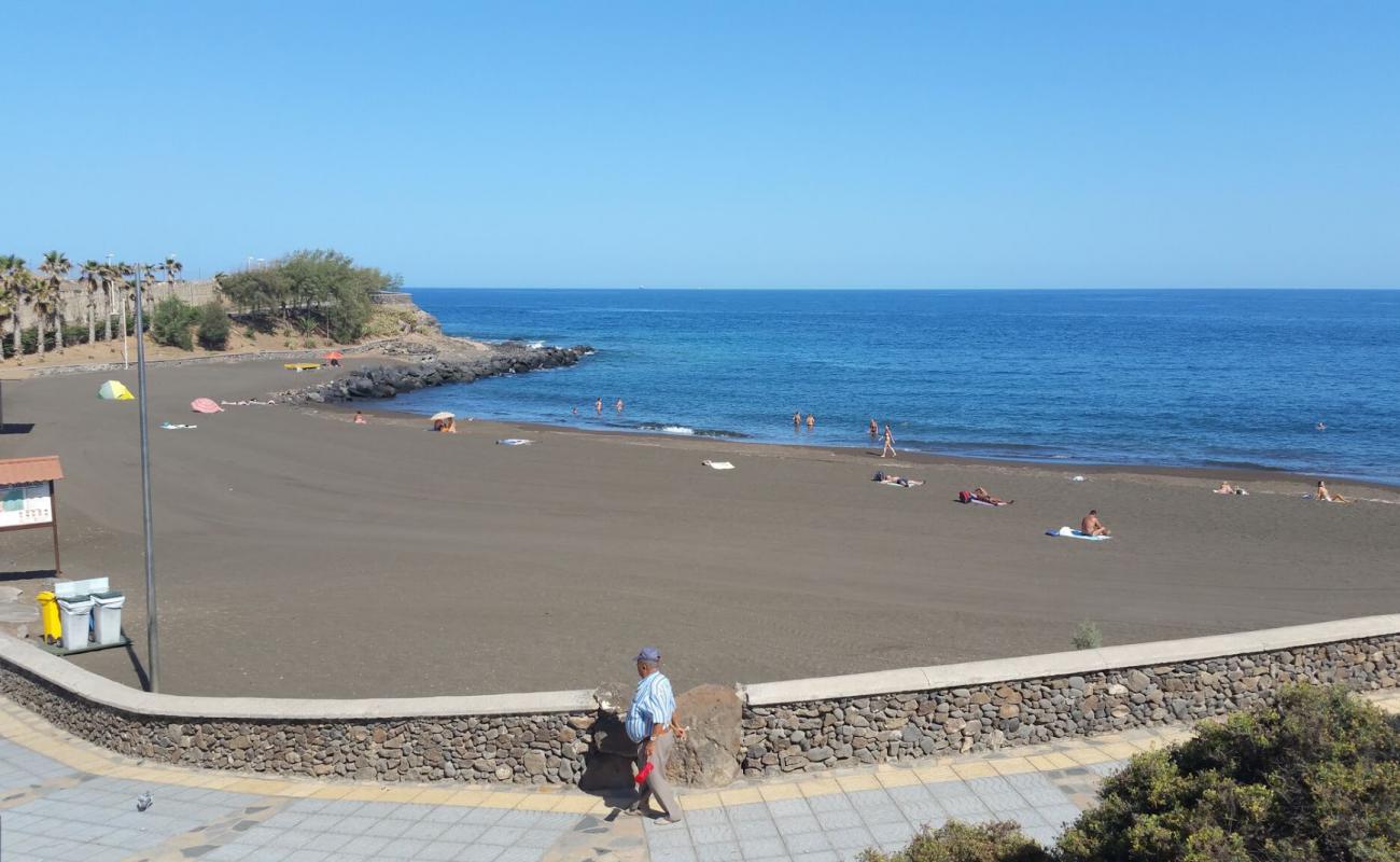 Playa del Pozuelo'in fotoğrafı gri kum yüzey ile