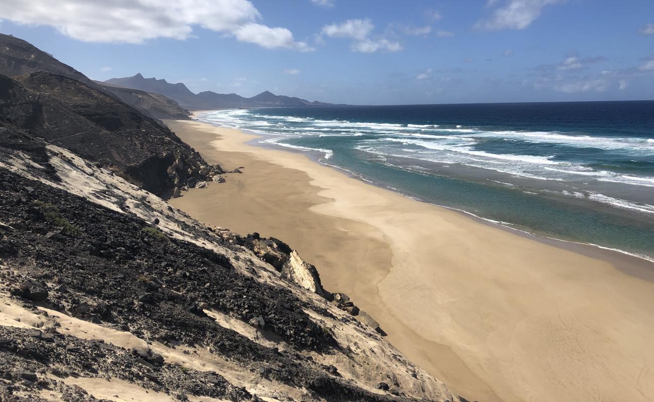 Playa Larga'in fotoğrafı açık bej kum yüzey ile