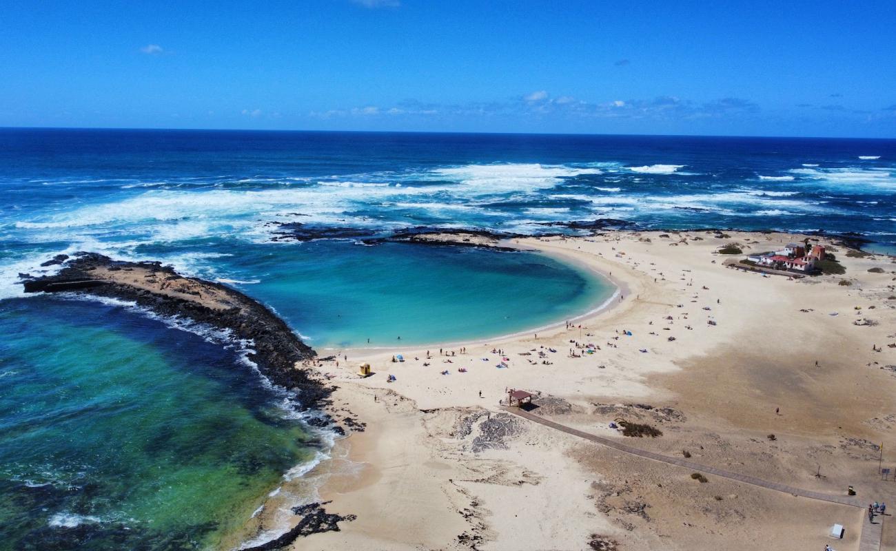 Playa La Concha'in fotoğrafı parlak kum yüzey ile