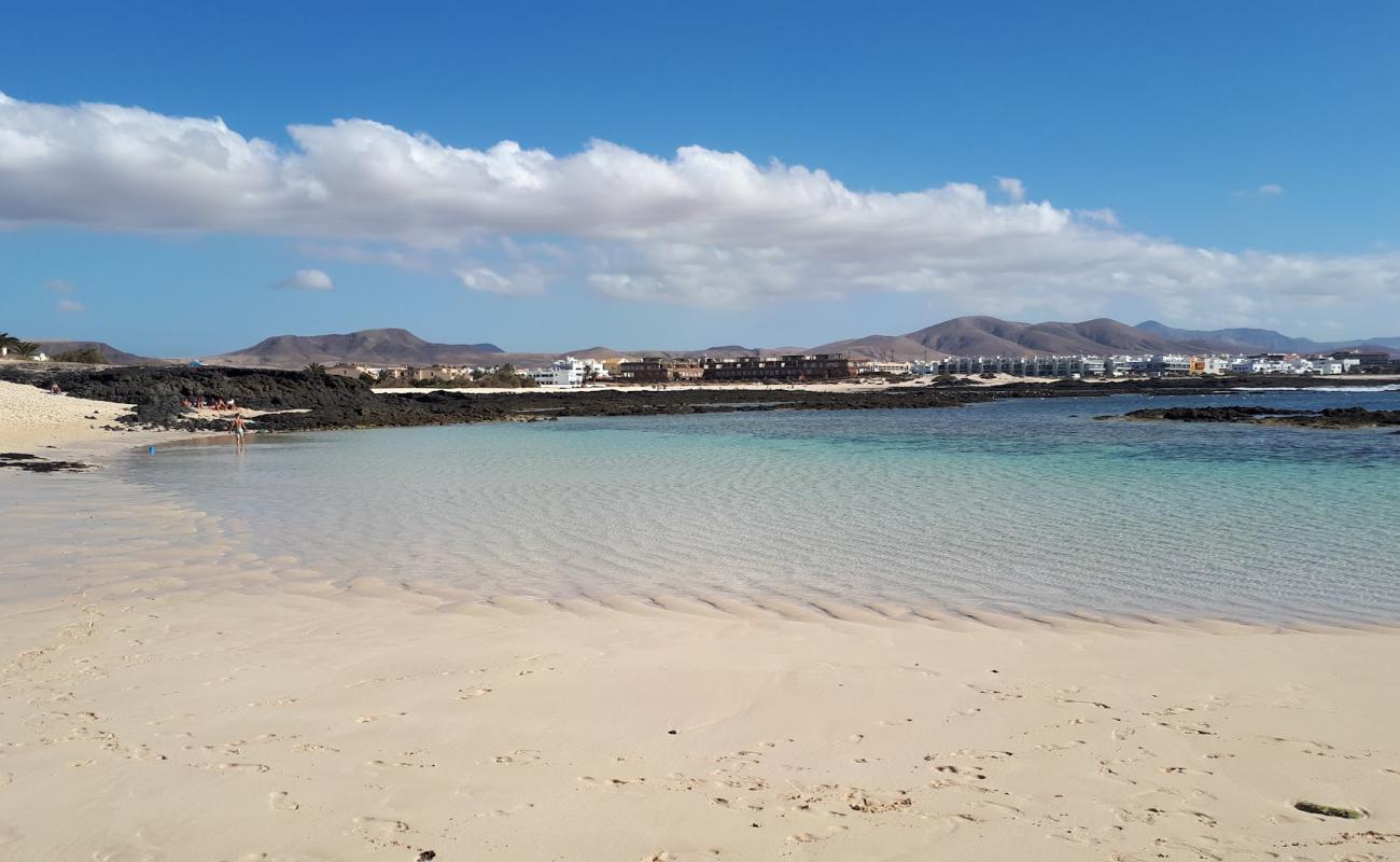 Playa Los Charcos III'in fotoğrafı parlak kum yüzey ile