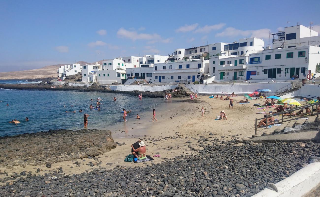 Playa de la Caleta de Caballo'in fotoğrafı açık bej kum yüzey ile