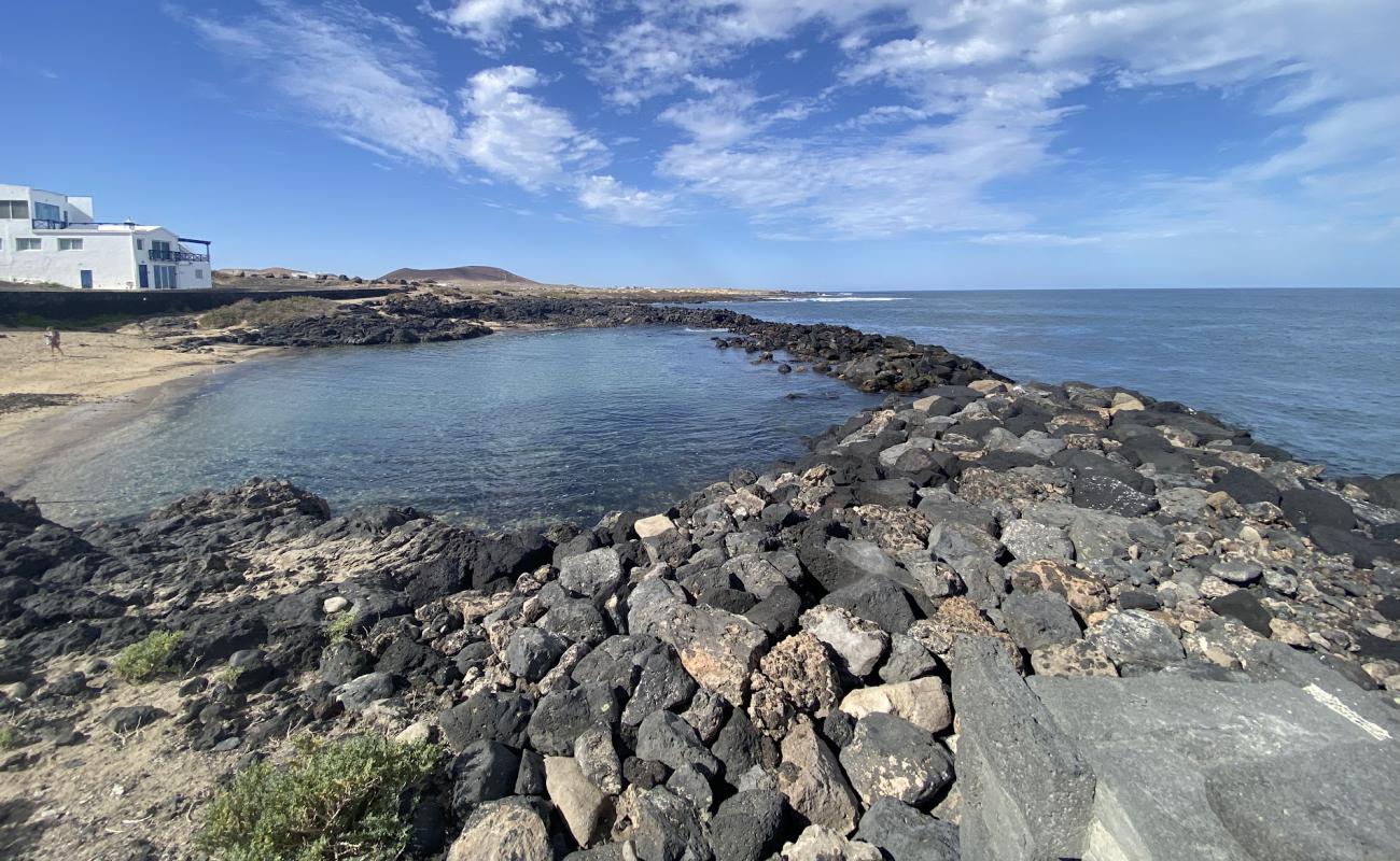 Piscina natural Caleta de Famara Beach'in fotoğrafı parlak kum yüzey ile