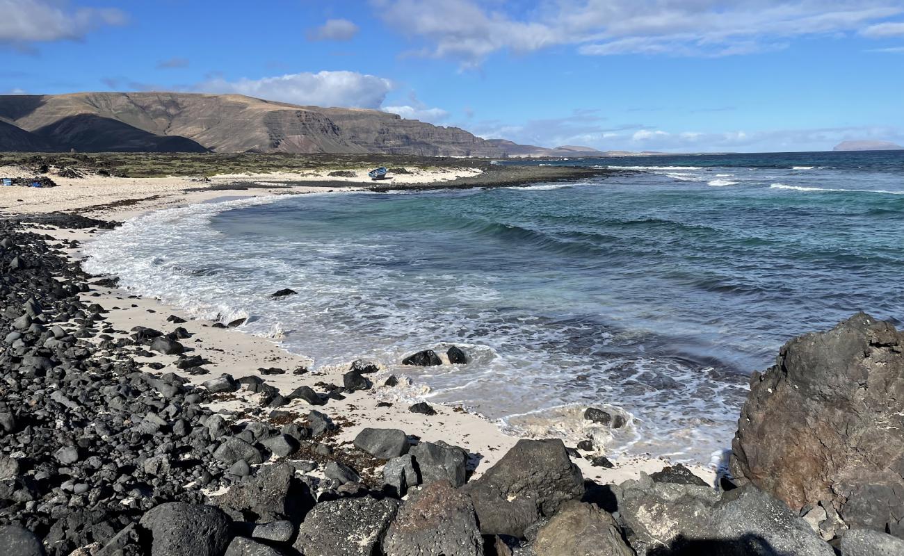 Playa de Caleta del Mero'in fotoğrafı bej kum ve kayalar yüzey ile