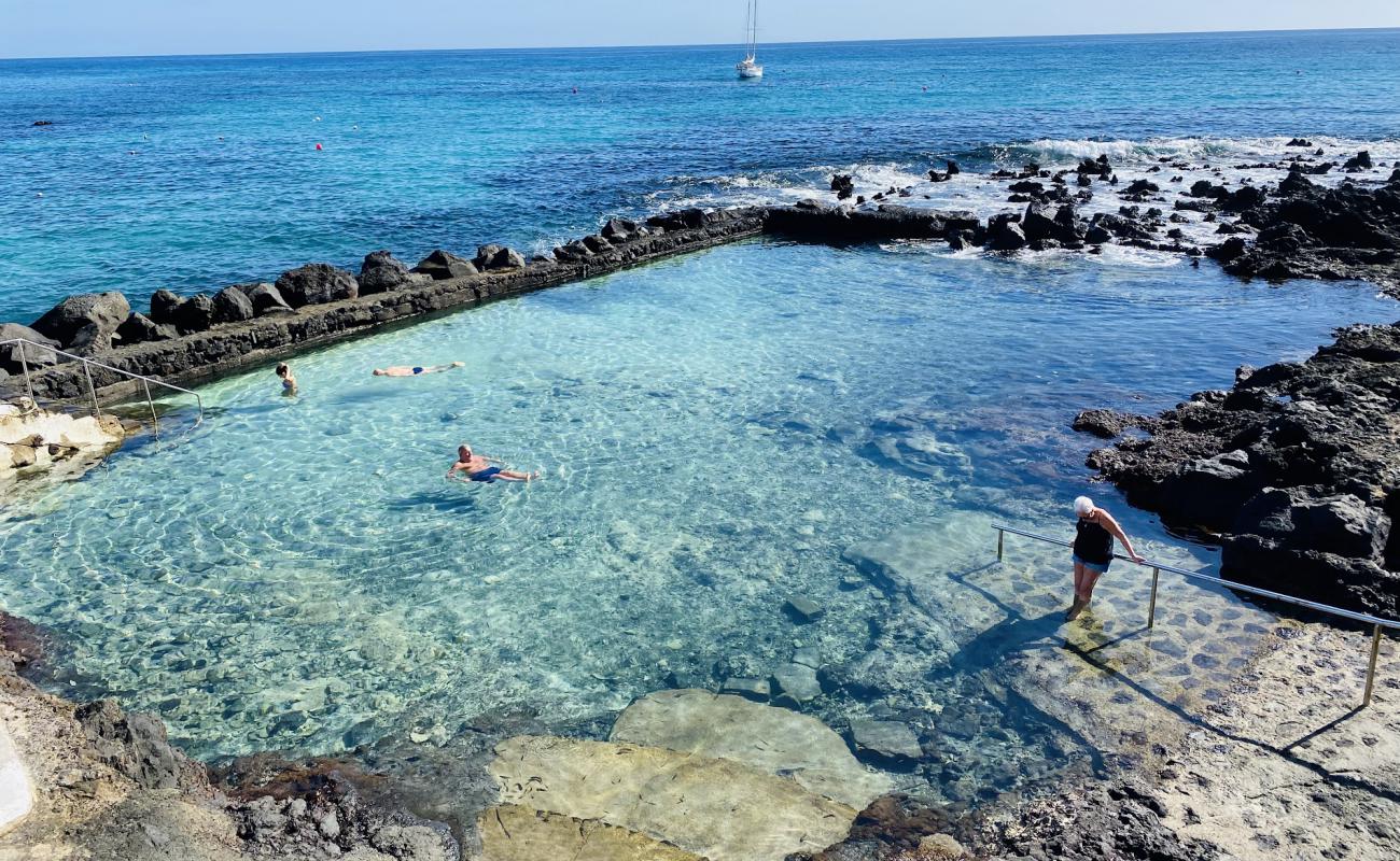 Piscinas Naturales de Punta Mujeres'in fotoğrafı kayalık arazi yüzey ile