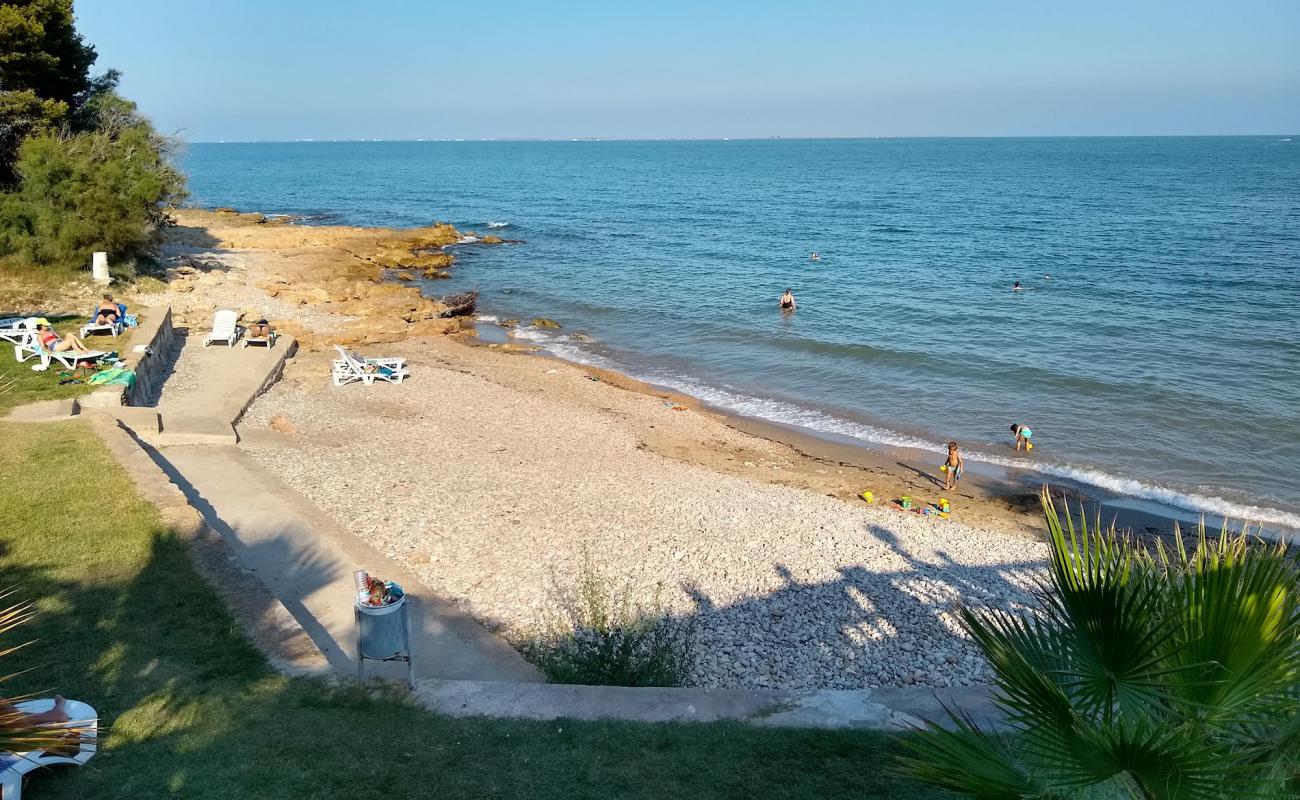 Platja Alcanar'in fotoğrafı gri çakıl taşı yüzey ile