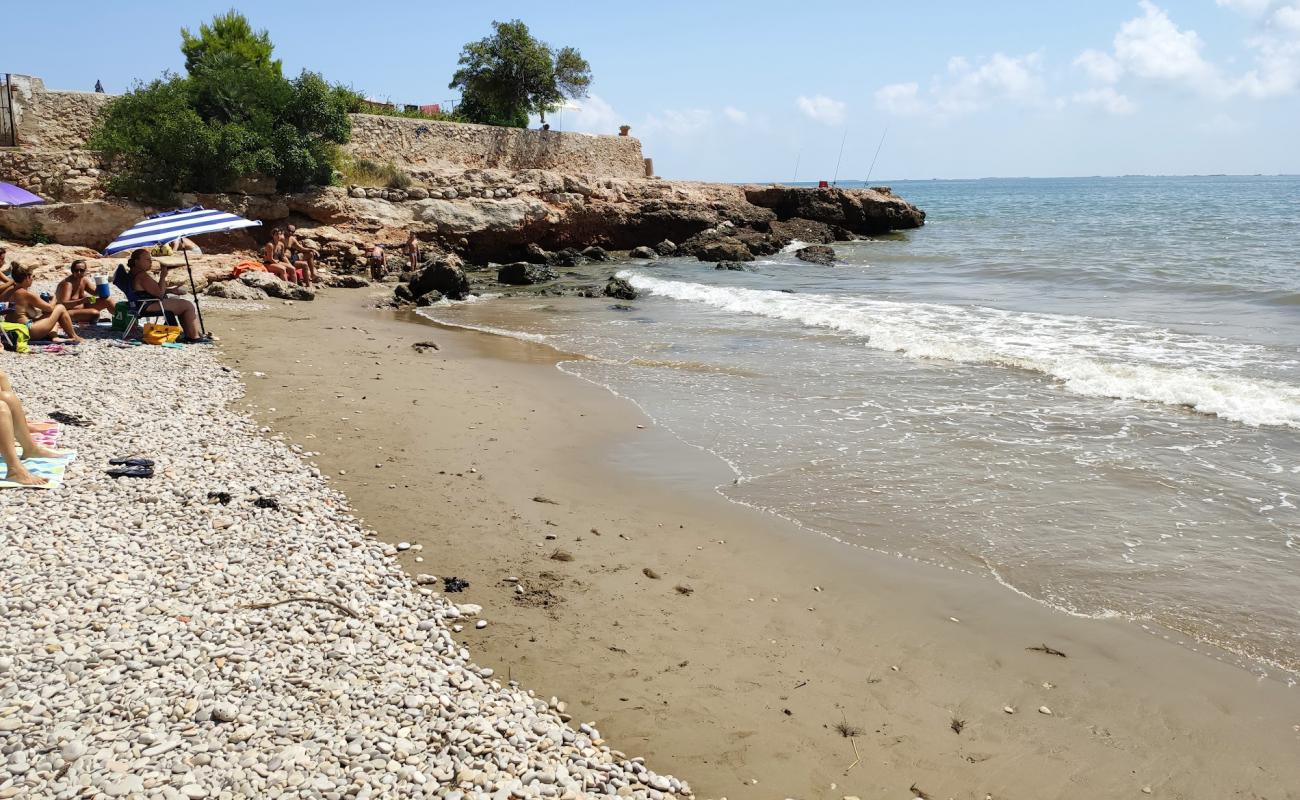 Platja del Codonyol'in fotoğrafı gri çakıl taşı yüzey ile