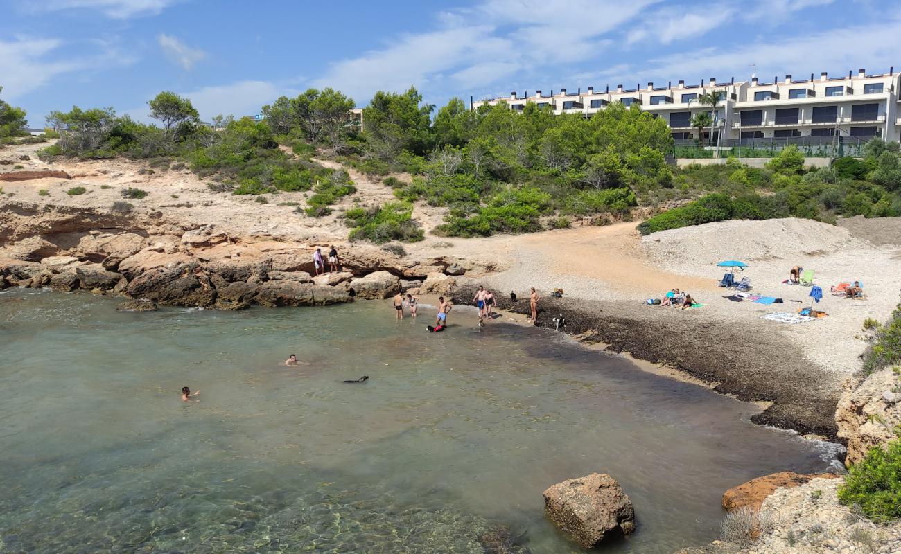Cala Bon Caponet'in fotoğrafı küçük bej çakıl yüzey ile