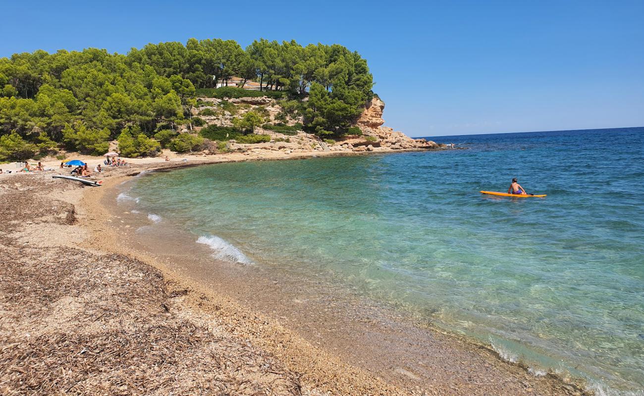 Platja del Torrent del Pi'in fotoğrafı küçük bej çakıl yüzey ile