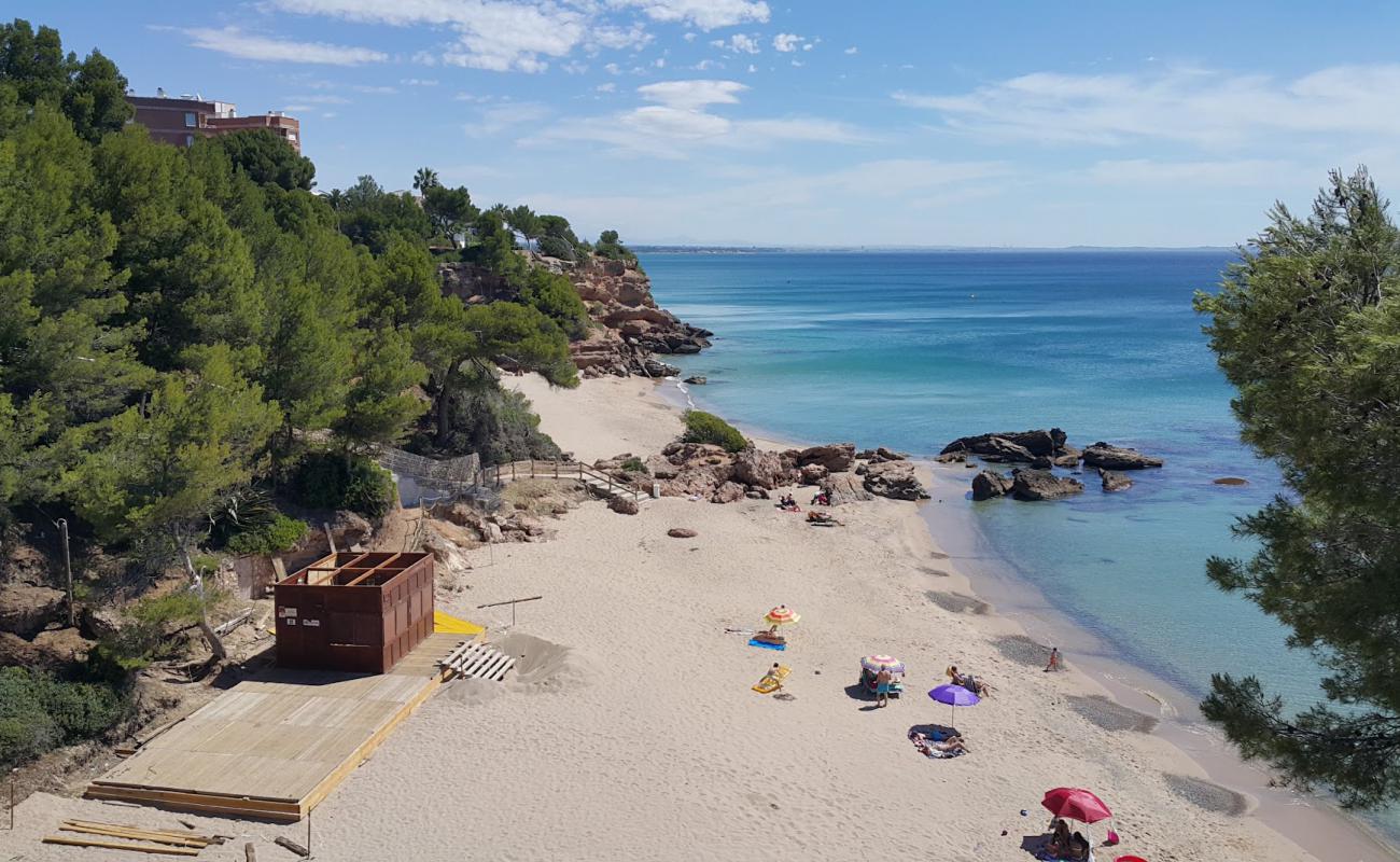Cala de les Sirenes'in fotoğrafı açık bej kum yüzey ile