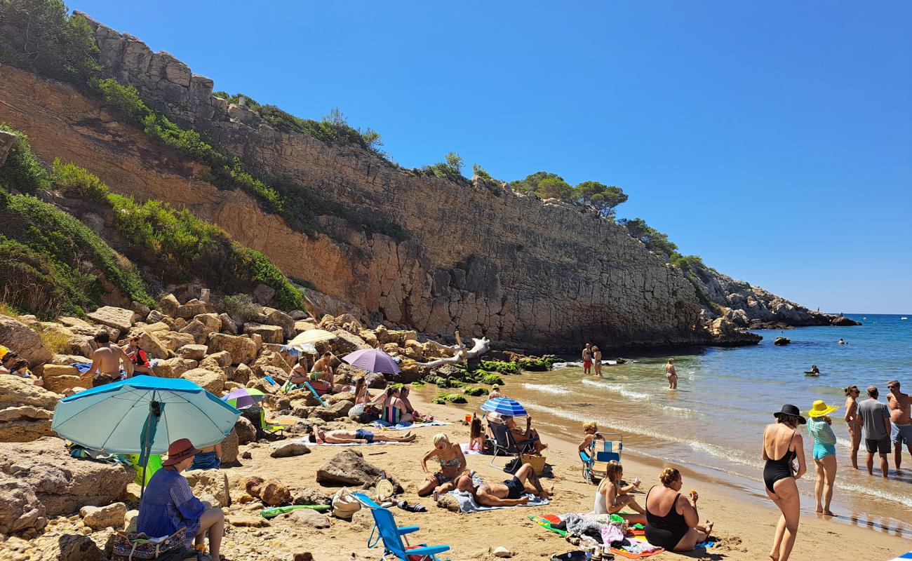 Cala Penya Tallada'in fotoğrafı açık bej kum yüzey ile
