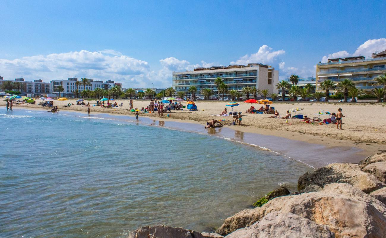 Platja de Cubelles'in fotoğrafı açık bej kum yüzey ile