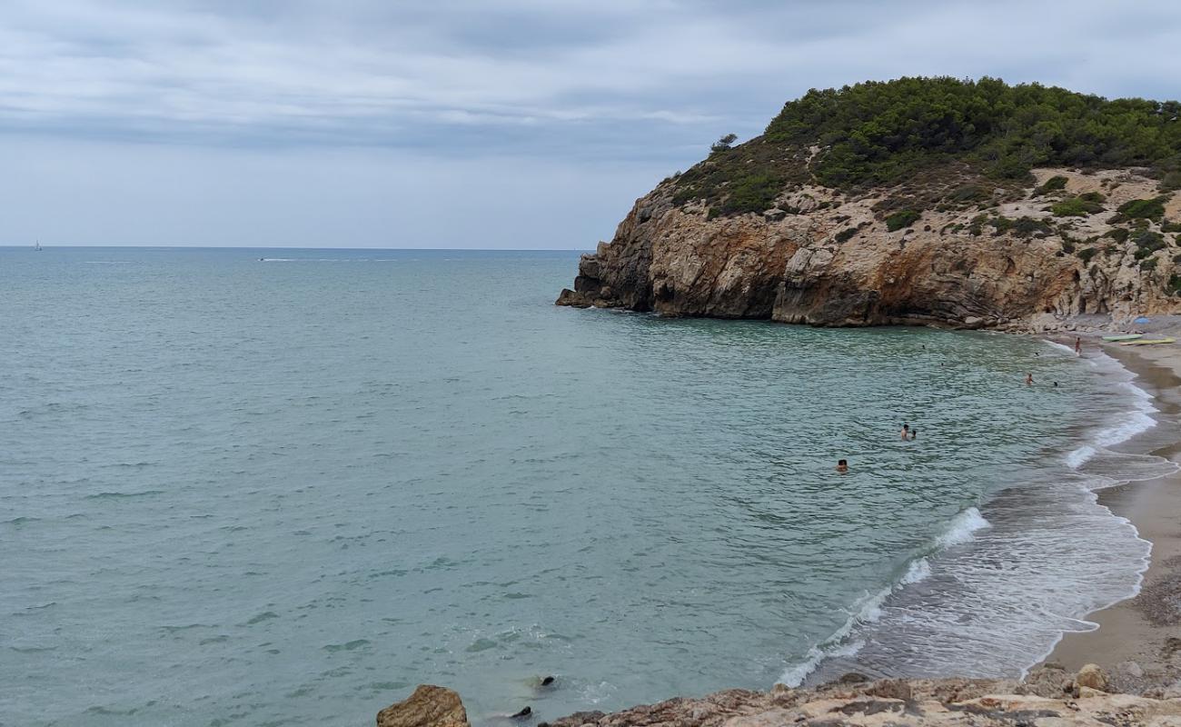 Platja de l'Home Mort'in fotoğrafı parlak kum yüzey ile