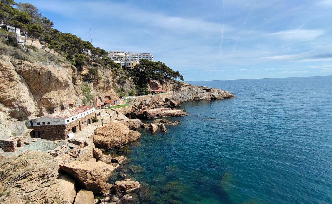 Platja de la Cap Sa Sal'in fotoğrafı beton kaplı yüzey yüzey ile