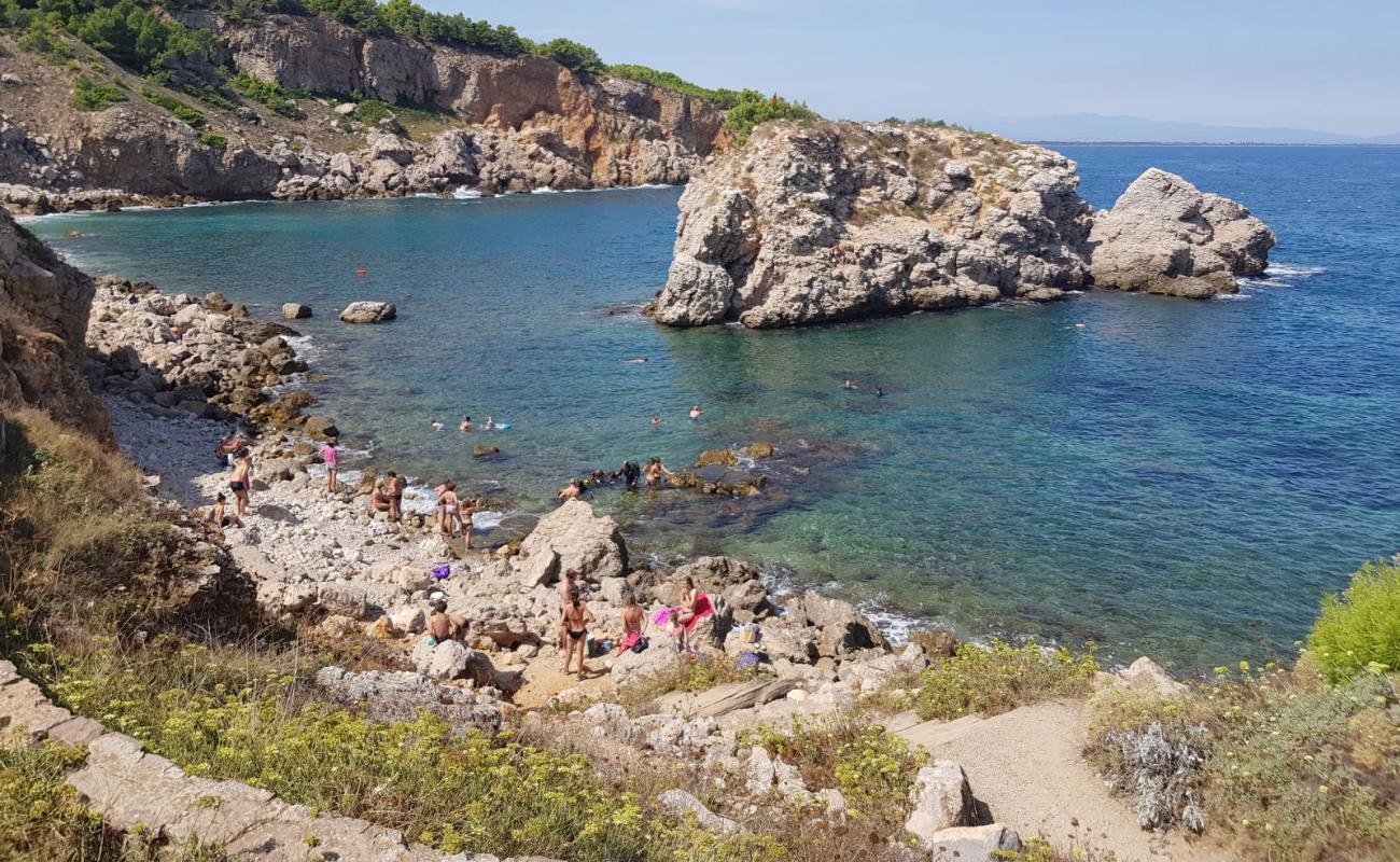 Cala de Illa Mateua'in fotoğrafı kayalık arazi yüzey ile