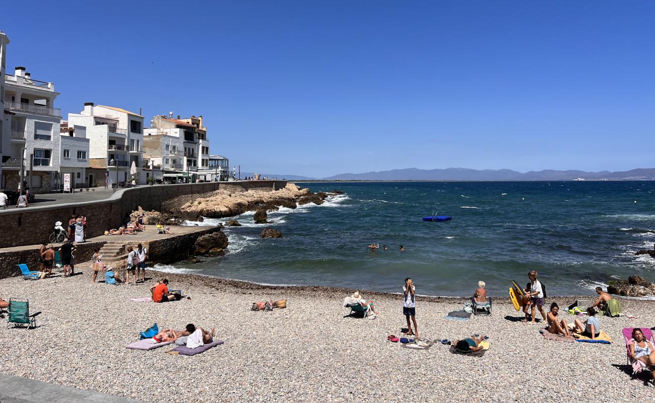 Platja Port d'en Perris'in fotoğrafı gri çakıl taşı yüzey ile