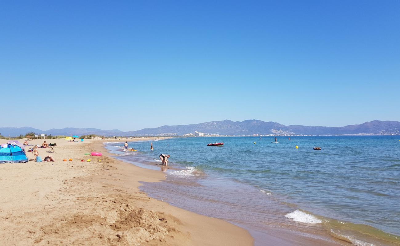 Platja La Gola del Fluvia'in fotoğrafı açık bej kum yüzey ile