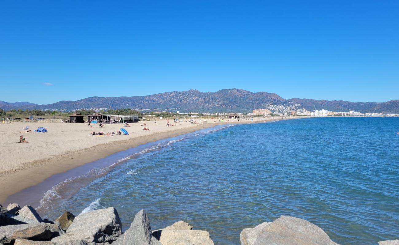 Platja de La Rubina'in fotoğrafı açık bej kum yüzey ile
