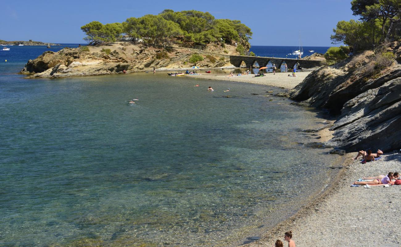 Platja des Sortell'in fotoğrafı gri çakıl taşı yüzey ile