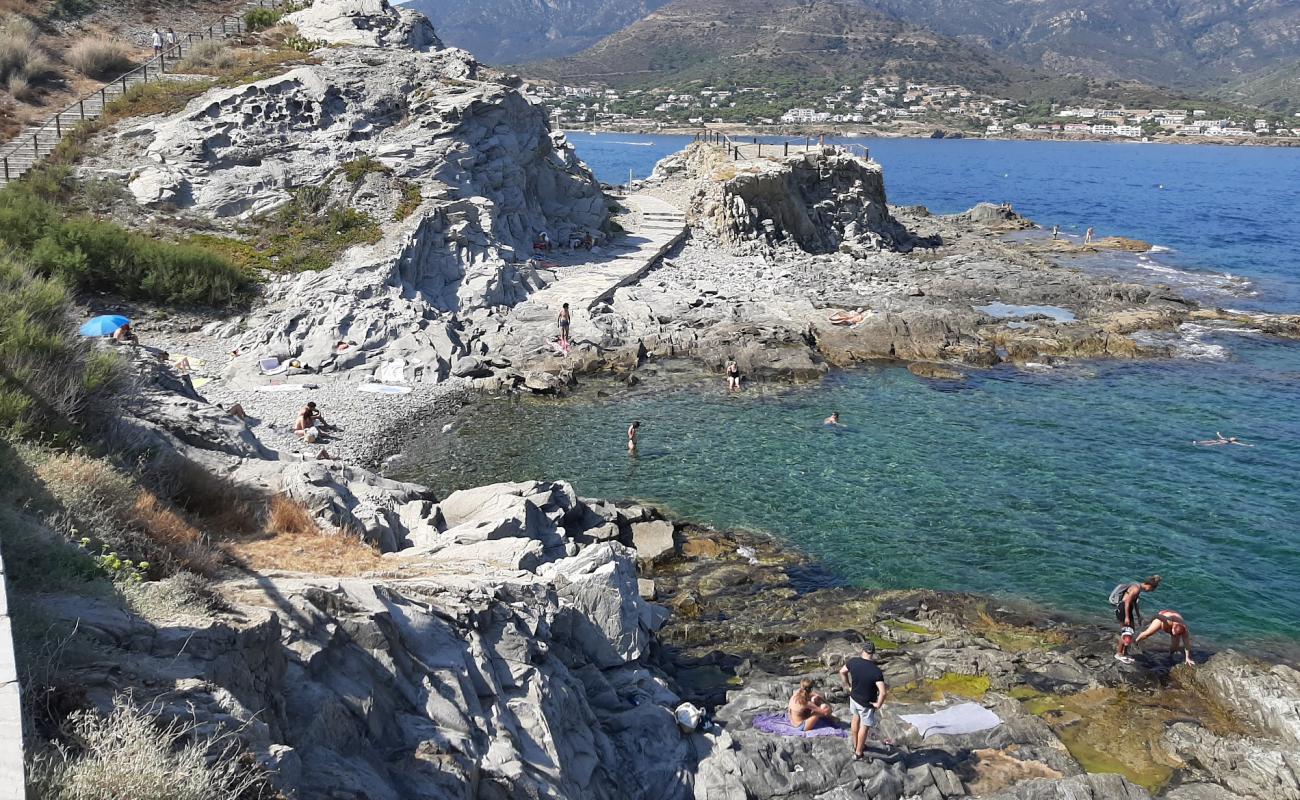 Platja de les Clisques'in fotoğrafı gri çakıl taşı yüzey ile
