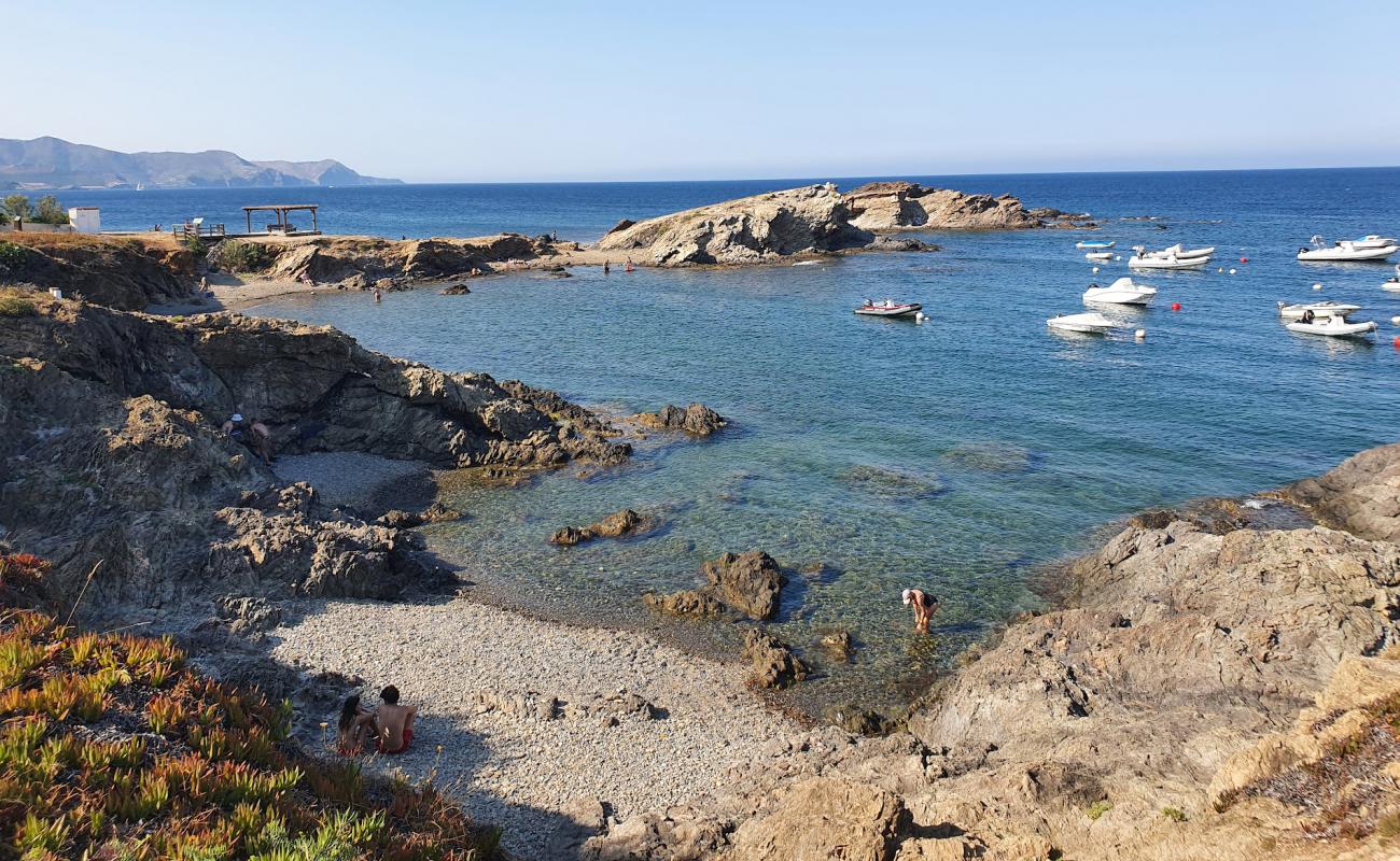 Platja de Cap de Bol'in fotoğrafı gri çakıl taşı yüzey ile