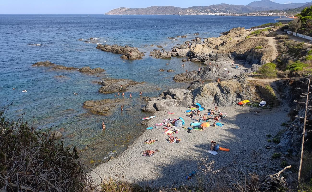 Platja de les Carboneres'in fotoğrafı gri çakıl taşı yüzey ile